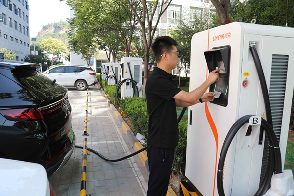 1700123113184299.jpg 3.ÐÂÄÜÔ´³µ³äµç׮Ϊְ¹¤ÓÅÃÀÉúÑÄ¡°Ðøº½¡±_¸±±¾.jpg