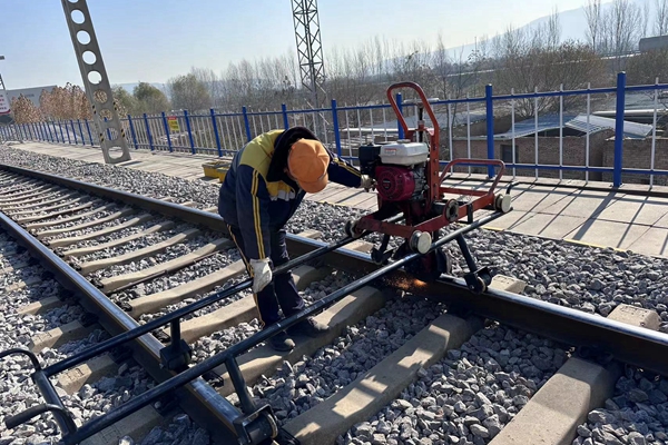 1700531221929704.jpg 打磨钢轨肥边_副本.jpg